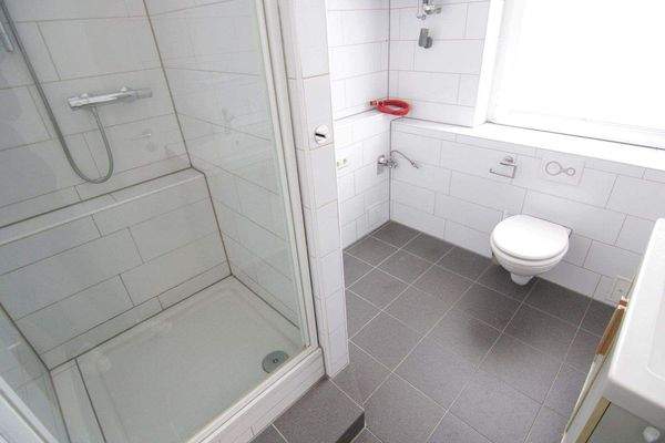 Badezimmer mit Fenster (Bad 2)