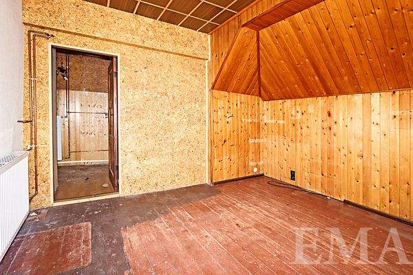 Schlafzimmer mit Dielenfußboden im Dachgeschoss