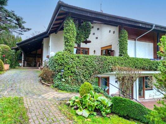 Hausansicht Auffahrt Drohne