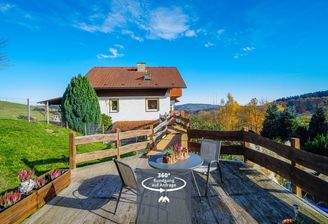 Hausansicht von Gartenterrasse