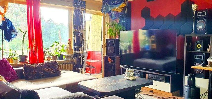 Wohnzimmer mit Balkon