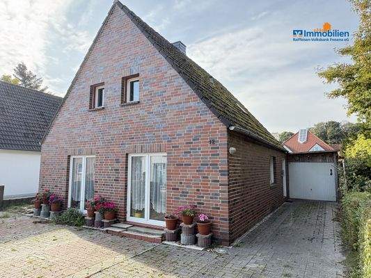 Hausansicht mit Einfahrt und Garage