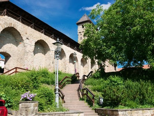 an der historischen Stadtmauer gelegen
