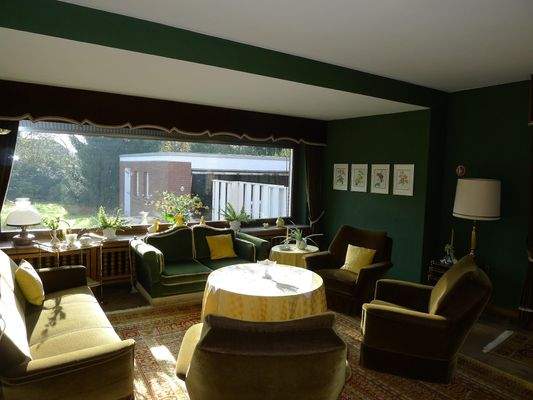 Wohnbereich mit großem Blumenfenster