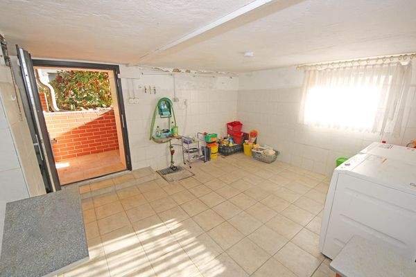 Waschraum mit Zugang zum Grundstück