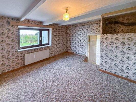 7. Zimmer neben der Küche mit Blick in den Garten.