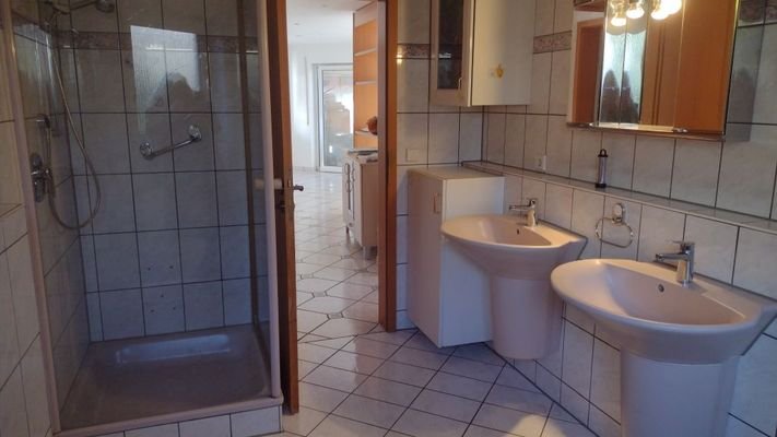 Sicht zur großen Dusche EG