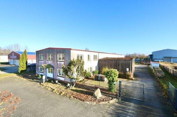 sowie einem Bürotrakt mit Parkplätzen