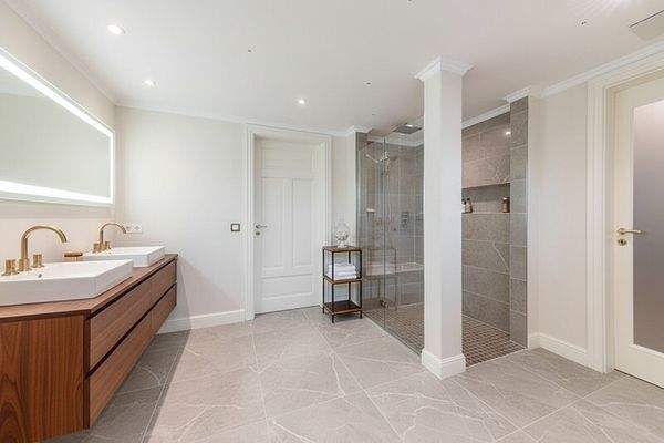 (KI) ... en Suite-Badezimmer ... (KI)