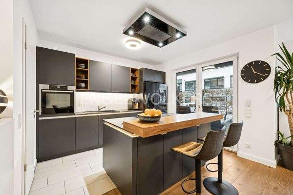 Hochwertige Einbauküche mit Kochinsel