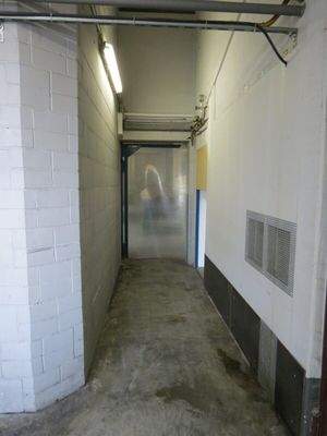 Zugang zu  Halle 3 und Halle 2  von der Laderampe am Haupteingang