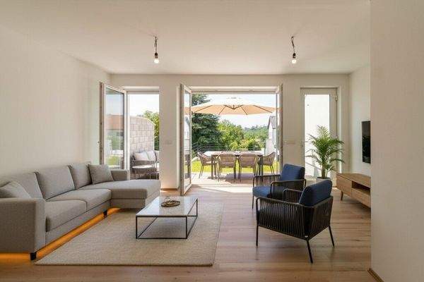 Wohnzimmer und Garten: KI generiert