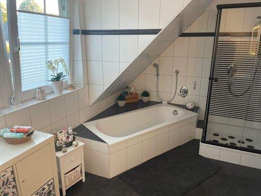 OG - Bad mit Wanne und Dusche 4027.jpeg