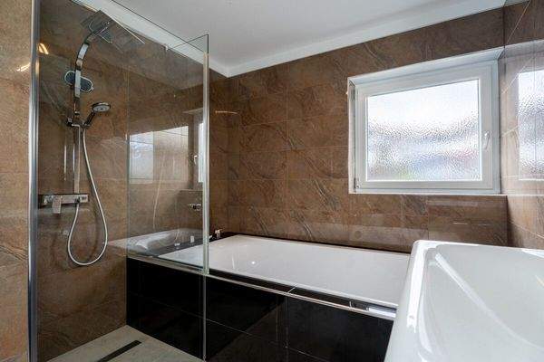 Modernes Tageslichtbad mit Walk-in-Dusche und Fußbodenheizung