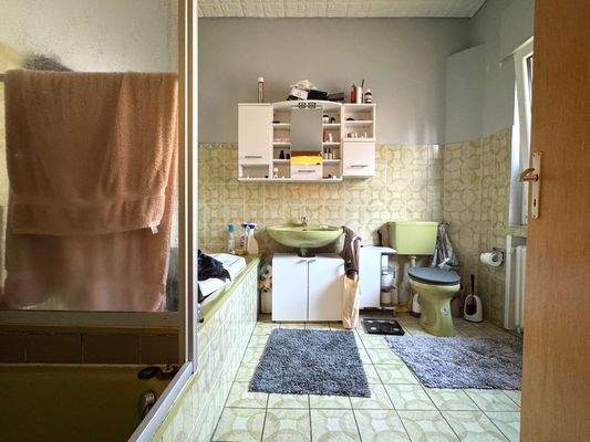 Bad mit Dusche und Wanne im EG