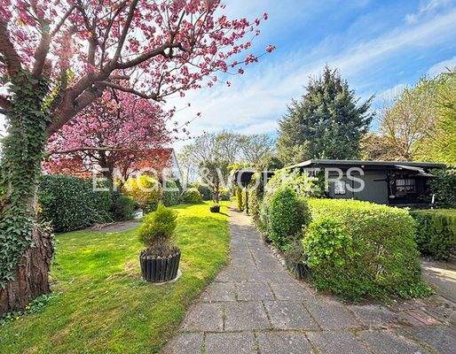 Garten mit Nebengebäude