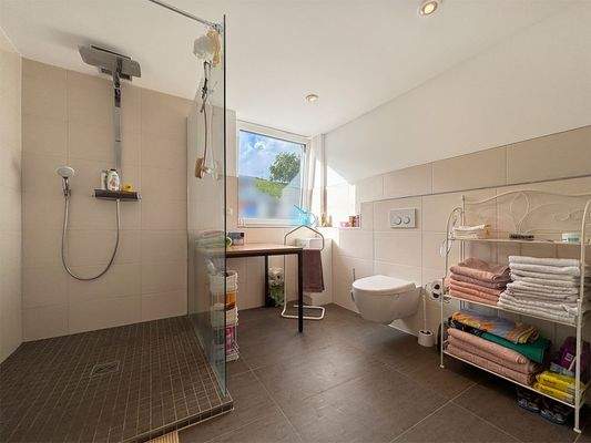 OG: Geräumiges Tageslichtbad mit begehbarer Dusche