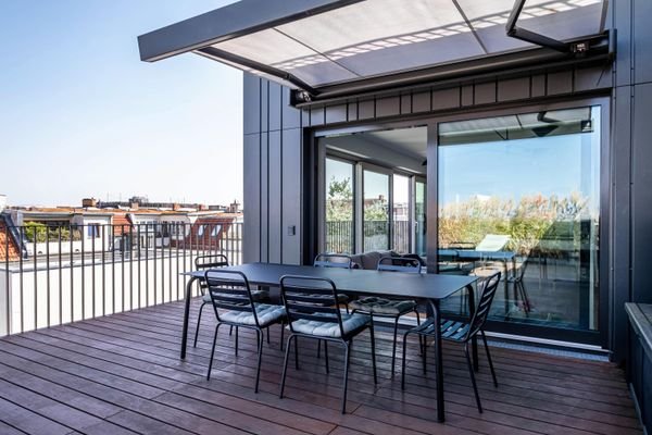 Große Terrasse mit Ausrichtung zum Gartenhof