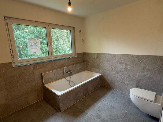 Bad mit Fenster, Wanne, WC, Dusche