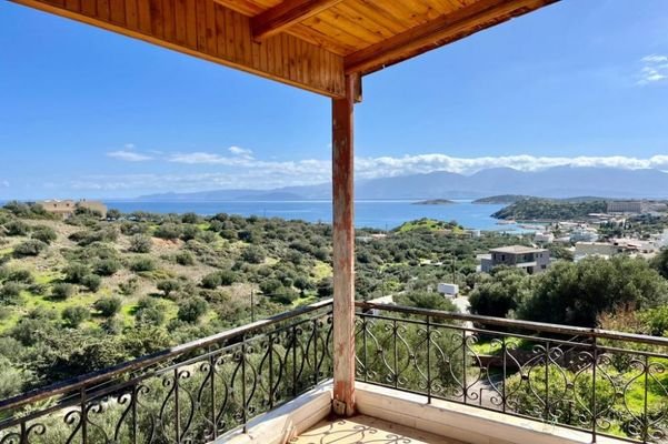 Kreta, Agios Nikolaos: Geräumiges Haus mit Meerblick in begehrter Lage zu verkaufen