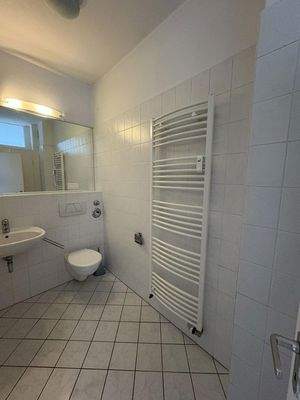 Bad mit großem Spiegel