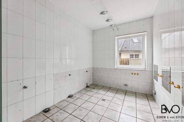 Sanitärbereich mit großem Fenster