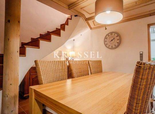 Das Kellergeschoss ist vollunterkellert und bietet weitere nützliche Räumlichkeiten