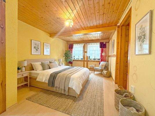 Schlafzimmer mit angrenzendem Spielzimmer oder Büro