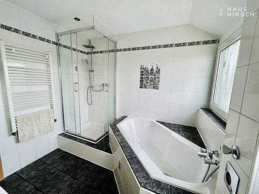 Bad mit Wanne u. Dusche