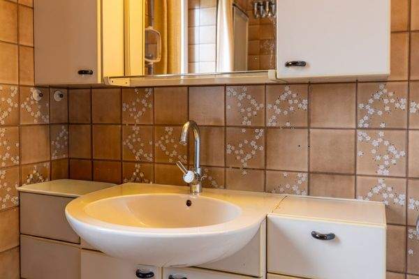 Familienidyll in Bogenhausen: Doppelhaushälfte mit sonnigem Westgarten & Grünblick