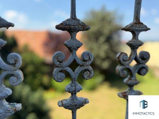 Detailbild Balkongeländer OG Hauptgebäude