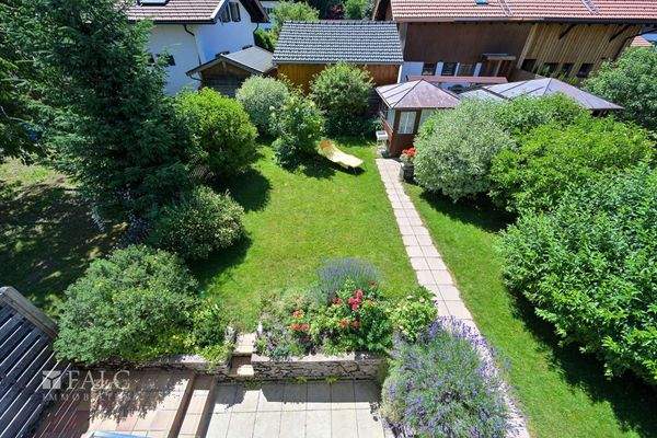 Blick vom Balkon in den Garten
