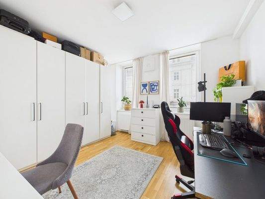 CAM04191G0-PR0061-STILL010