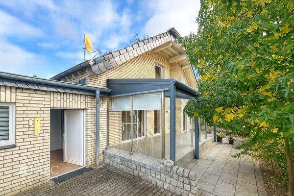 Gebäuderückseite und Terrasse