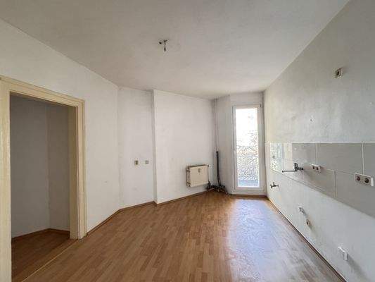 Küche mit Abstellkammer