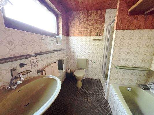 Tageslichtbad mit Wanne und Dusche.JPG