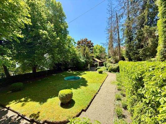 Großzügiges Grundstück mit parkähnlichem Garten und freien Baufenstern