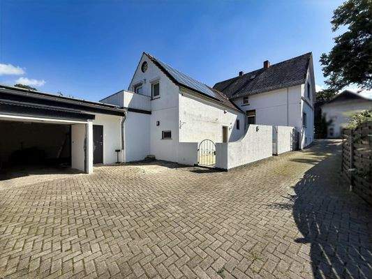 die Rückseite mit Blick zur Garage