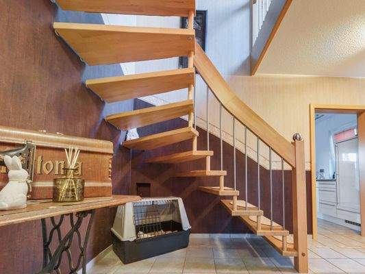 Echtholztreppe zum Obergeschoss