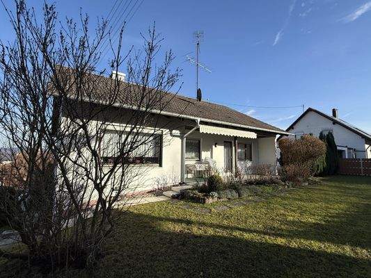 Hausansicht mit Garten