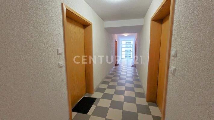 Flur mit Zugang zu den Wohnungen