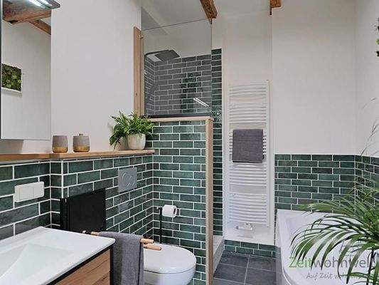 Bad mit Dusche und Wanne