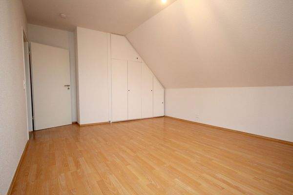 Schlafzimmer mit Einbauschrank_02.JPG