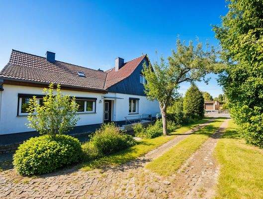 Ansicht vom Hof - (KI generiert)