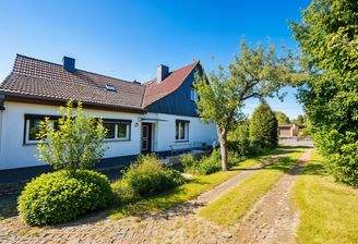 Ansicht vom Hof - (KI generiert)