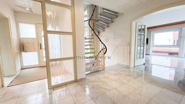 Eingang / Treppenhaus 