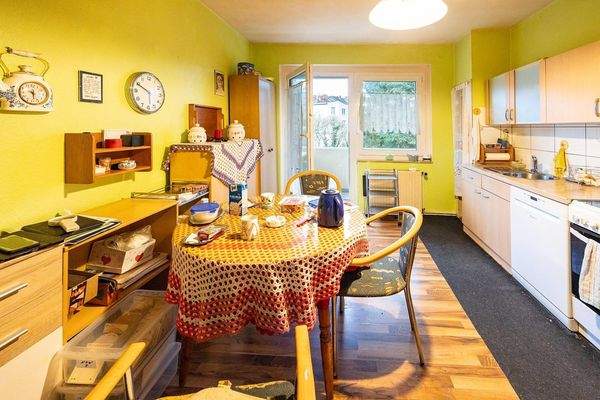 Küche mit Zugang zum Balkon