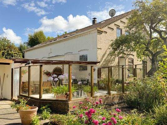 Teilweise überdachte Terrasse