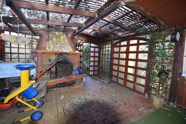 überdachte Lagerfläche