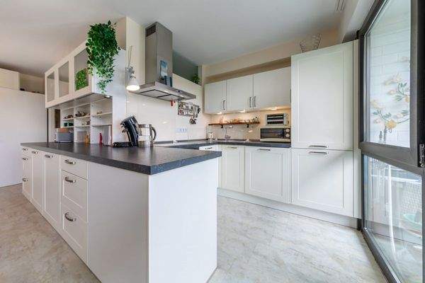 Einbauküche mit Geräten